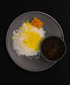 چلو خورش فسنجان کالانتر؛ برنج ایرانی زعفرانی با ته‌دیگ طلایی، همراه خورش فسنجان جاافتاده و غلیظ با گردو و رب انار، مناسب برای ذائقه اصیل ایرانی.