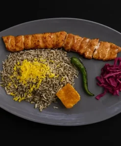 عکس سبزی‌پلو معطر با جوجه‌کباب زعفرانی، ته‌دیگ طلایی، فلفل سبز کبابی و ترشی کلم بنفش؛ سرو در بشقاب خاکستری روی پس‌زمینه تیره. مناسب منو و سفارش آنلاین رستوران کالانتر.