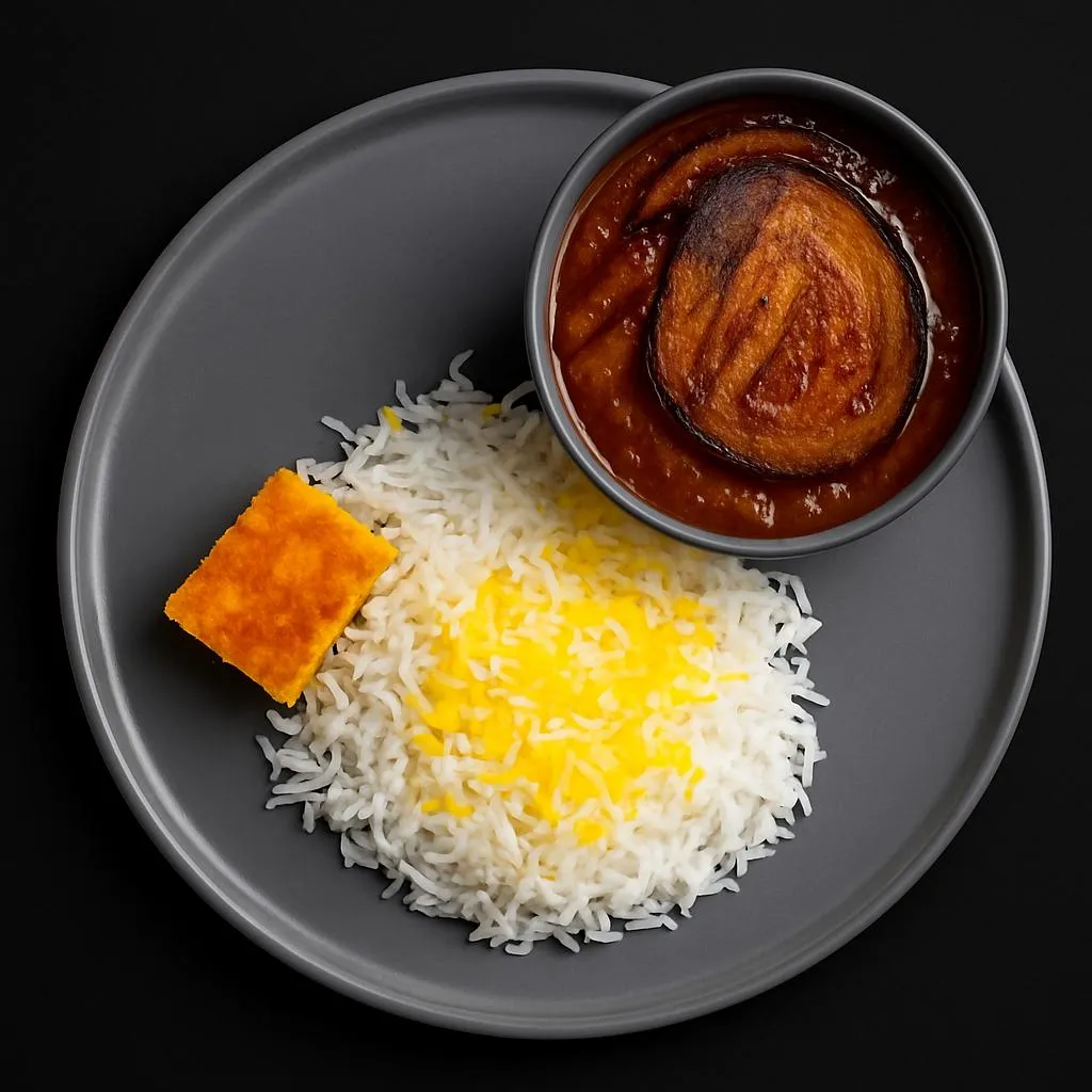 چلو خورش قیمه بادمجان کالانتر؛ برنج ایرانی با زعفران و تهدیگ طلایی، همراه خورش قیمه با گوشت، لپه، لیموعمانی و بادمجان سرخشده. مناسب منوی رستوران و سفارش آنلاین.