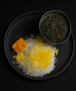 عکس چلو قرمه‌سبزی کالانتر؛ برنج ایرانی با زعفران و تکه ته‌دیگ طلایی، کنار خورش قرمه‌سبزی جاافتاده با گوشت، لوبیا قرمز و لیموعمانی در کاسه‌ی جدا. مناسب منو و سفارش آنلاین.