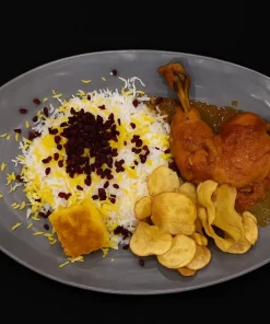 زرشک‌پلو با مرغ کالانتر؛ برنج ایرانی زعفرانی با زرشک تازه، مرغ خورشتی لذیذ و ته‌دیگ ترد طلایی.